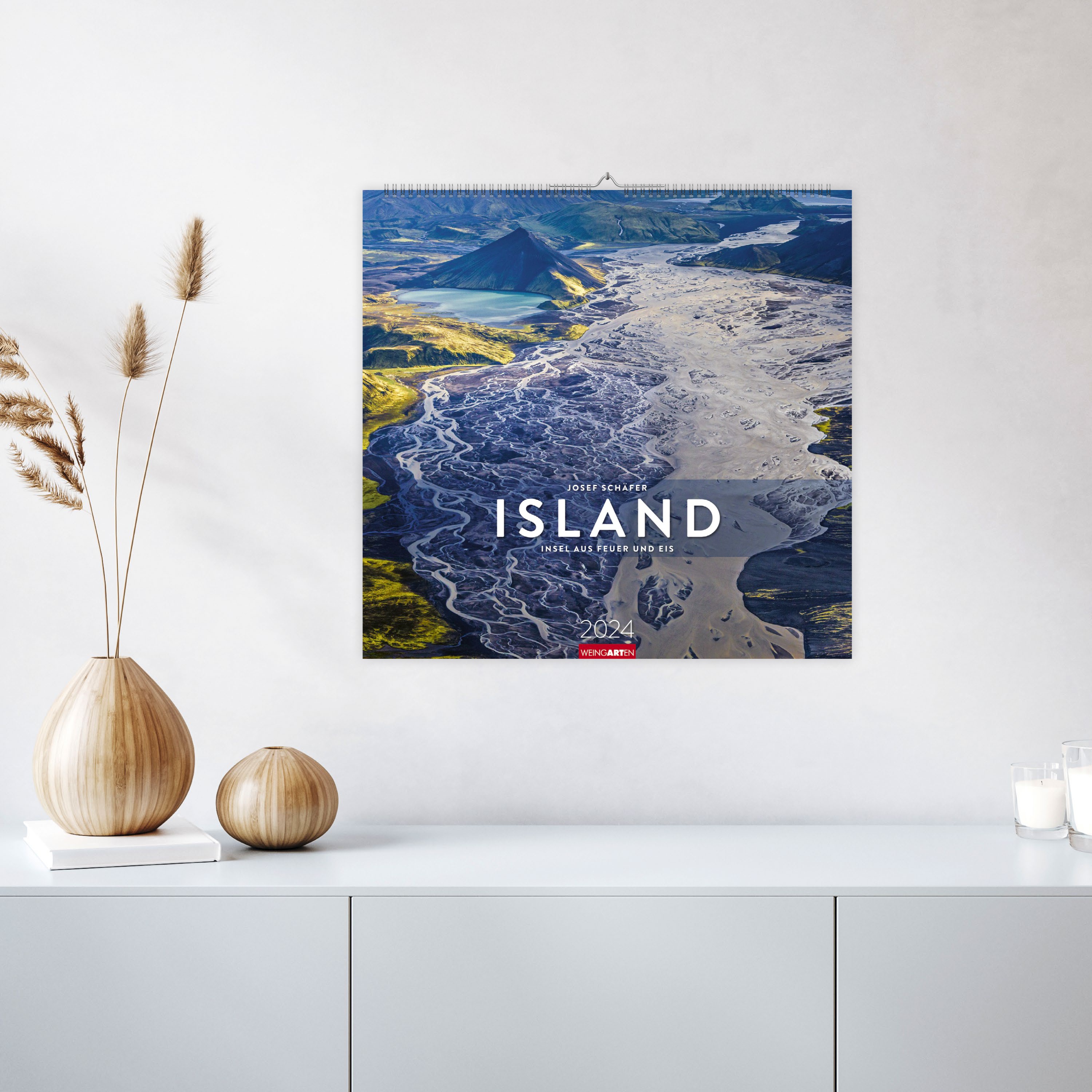 Island Kalender 2024. Wandkalender XXL mit 12 atemberaubenden Fotos von Islands Gletschern, Vulkan-Landschaften und unberührter Natur. Kalender im Großformat 48 x 46 cm