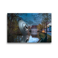 Premium Textil-Leinwand 45 x 30 cm Quer-Format Verunglücktes UFO in einem Teich | Wandbild, HD-Bild auf Keilrahmen, Fertigbild auf hochwertigem Vlies, Leinwanddruck von Val Thoermer