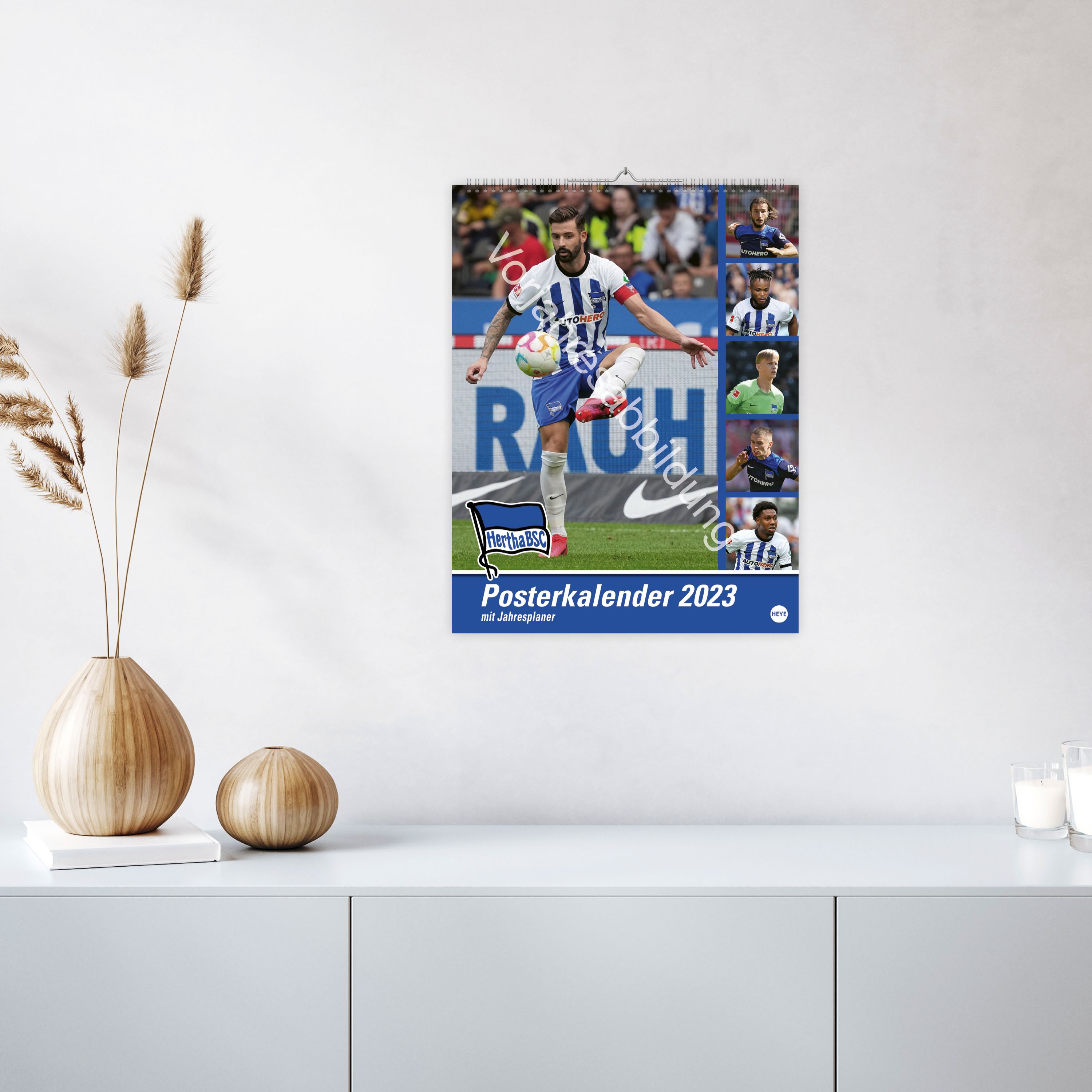 Hertha Posterkalender 2024. Fotokalender mit den Spielern des Hertha BSC. Praktischer Jahres-Wandkalender 2024 für Fußballfans. Hochwertiger Bild-Kalender zum Aufhängen.